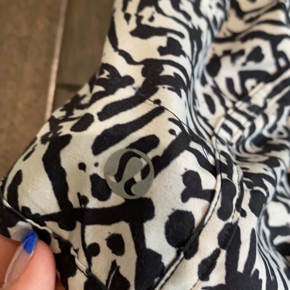 lulu lemon speed up shorts - Picture 3 of 4